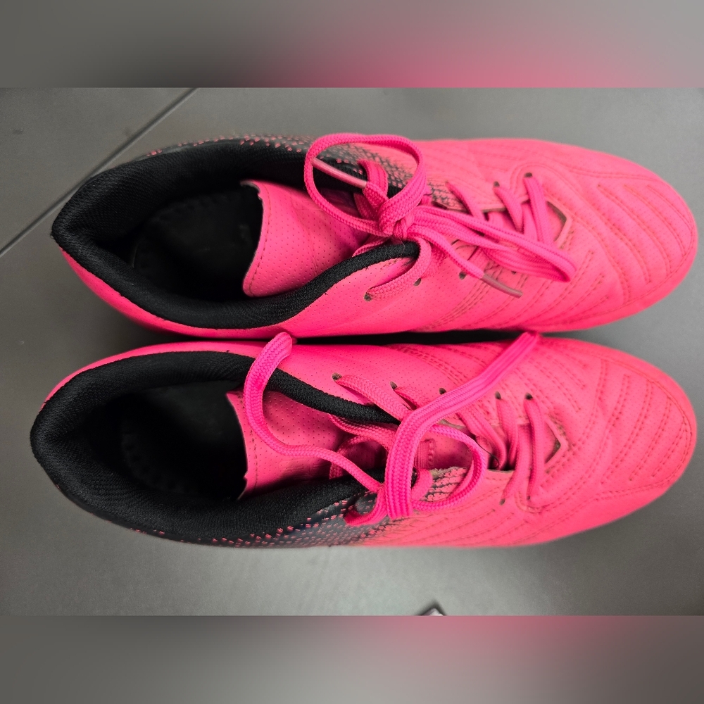 Pre-Loved // Girls Soccer Cleats // Size 5